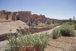 Image du Maroc Professionnelle de  La médina de Ouarzazate, construite en pisé un mélange de terre et de paille selon un procédé ancien qui isole de la chaleur et du froid. Samedi 23 Août 1997. (Photo / Abdeljalil Bounhar) 